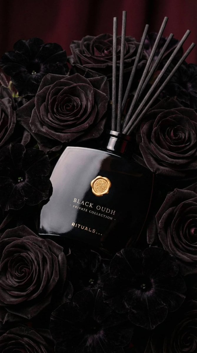 Ultra-realistic luxury product photography of a black gla... thumbnail 4